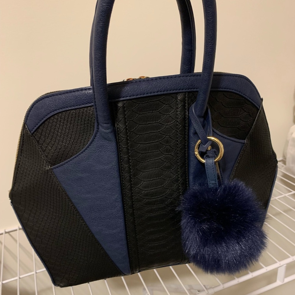Beautiful Purse, mixed textiles material, rich navy color great for Fall/Winter!